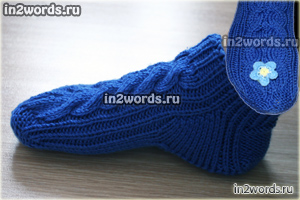 Высокие тапочки или низкие носки с косами на 2 спицах. Домашняя обувь handmade. Вязание спицами.